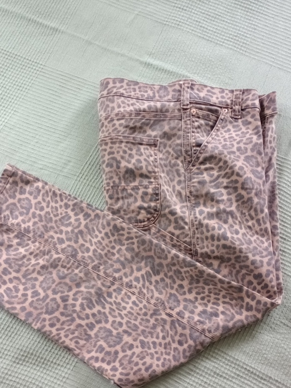 GAP 90s Loose Carpenter Mid Rise Jeans. Leopard Print